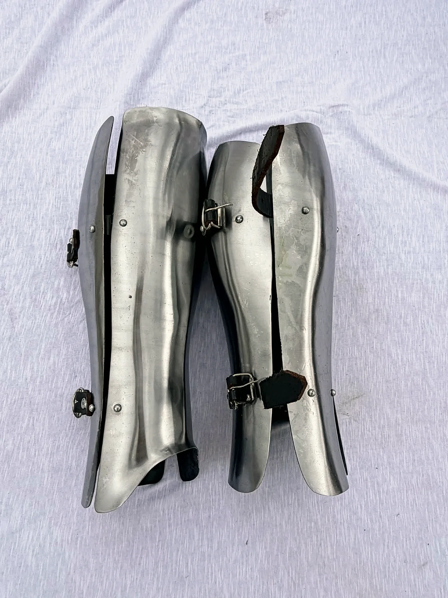 Closed greaves