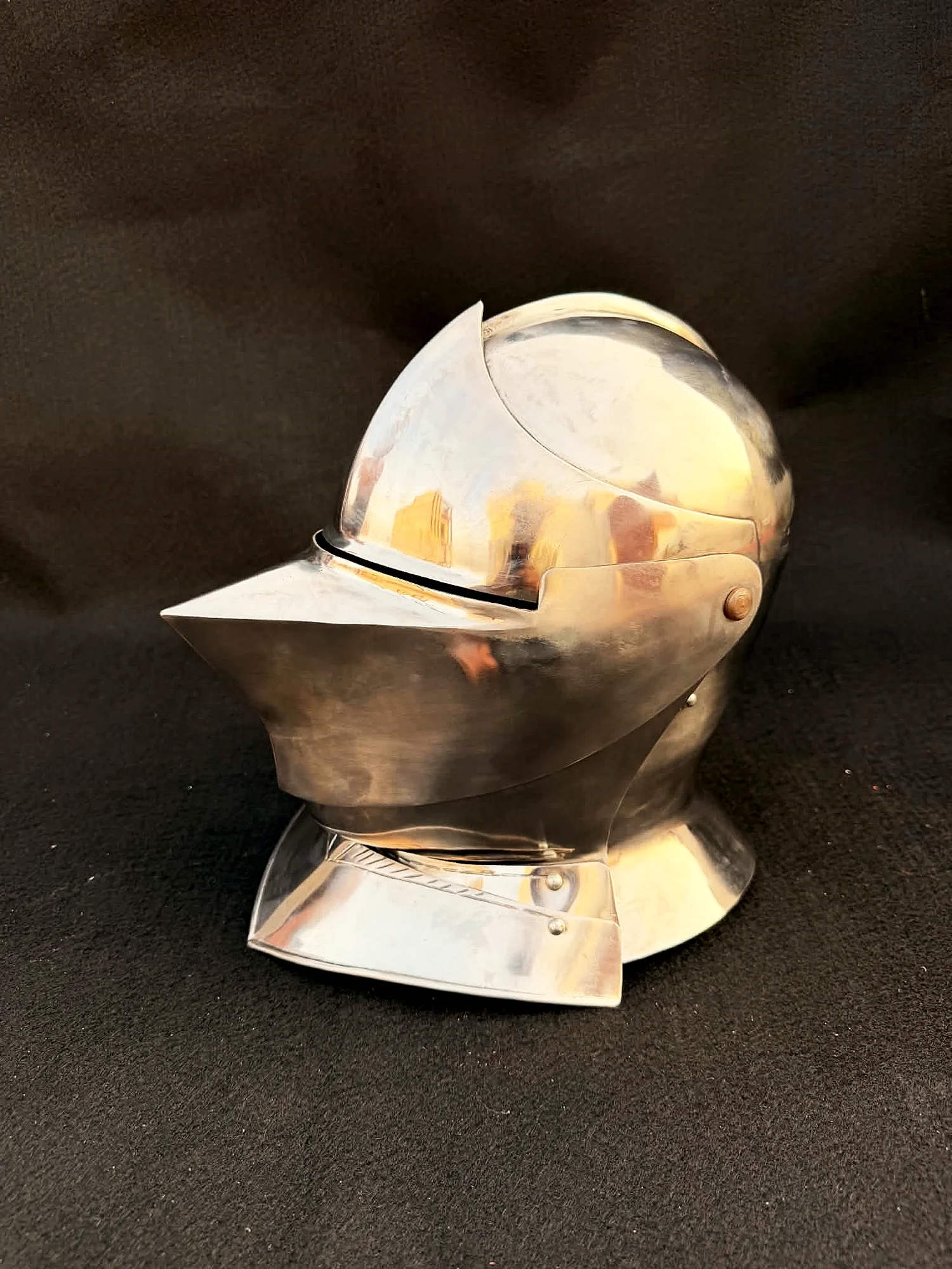 Armet, opposite side