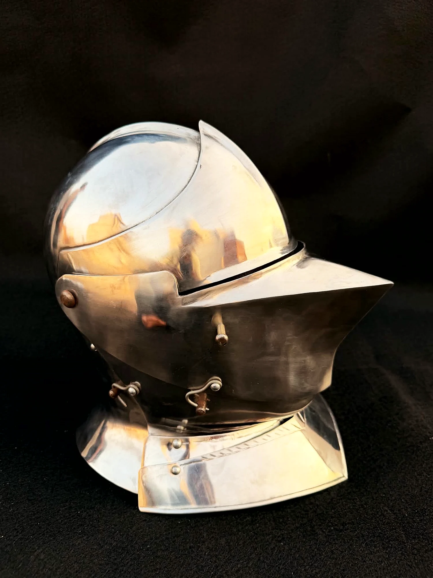 Armet side