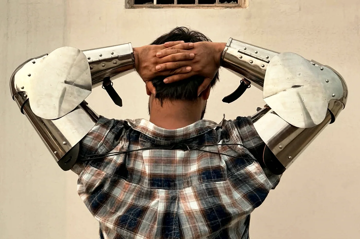 Hands behind the head